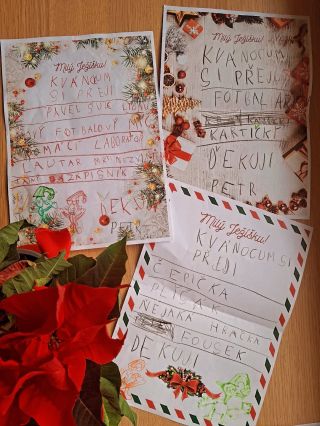 Taky už píšete? 🎄🎁 U nás to dopadlo klasicky - Tomík skončil u linek a Péťa popsal dva papíry a k tomu napsal dopis i za...